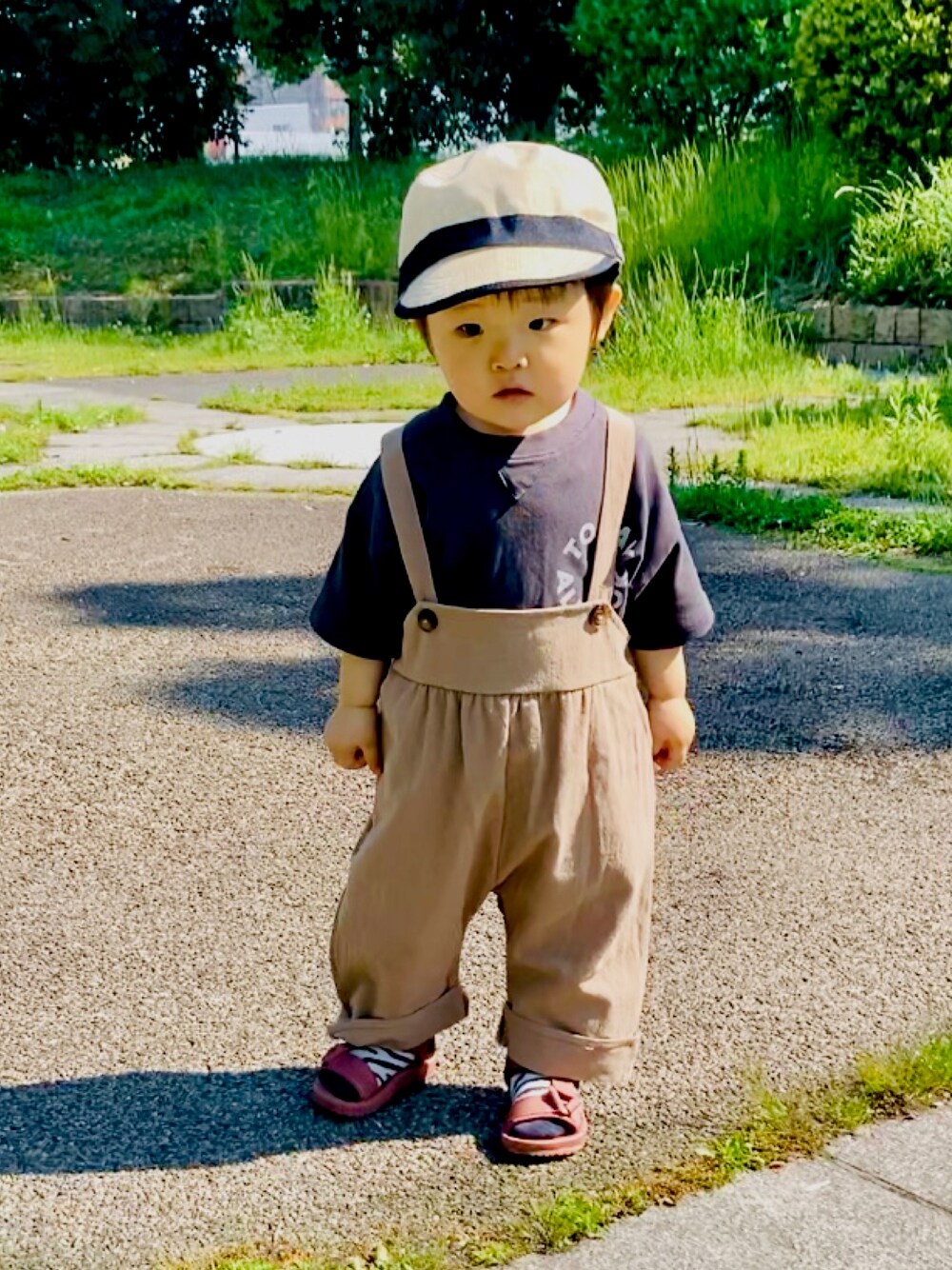 「サロペット、ごきげんウィーク、キャスケット、プチプラ、サンダル、オーバーサイズ、ビッグシルエット、春夏コーデ、休日スタイル、カジュアルコーデ、カラー×コーデ」｜「ZARA KIDSのアイテム（Tシャツ/カットソー、グレー系）」を使った、YU⭐︎さん（キッズ・80cm）の春コーディネートの1枚目の写真