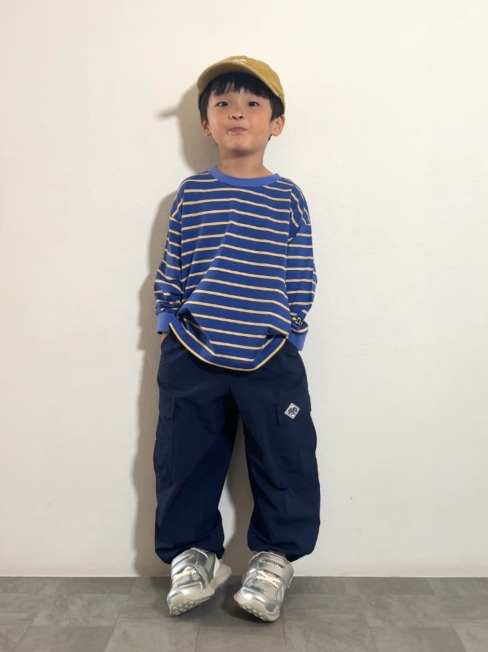 ブルー系のTシャツ/カットソー、ブルー系のその他パンツ、シルバー系のスニーカーを着用したキッズの秋コーディネートの1枚目の写真