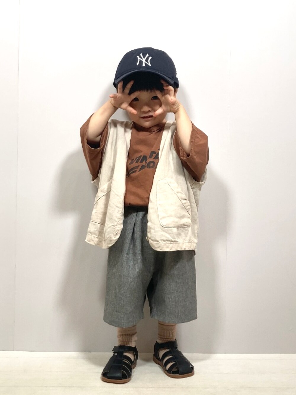 「韓国子供服、夏コーデ、プチプラ、ハーフパンツ、ビッグシルエット、レイヤードスタイル、ベスト、キャップ、お出かけコーデ、休日スタイル、カラーパンツ、カジュアル、ロゴT、サンダル、ブラウン」｜「韓国子供服のアイテム（Tシャツ/カットソー、ブラウン系）」を使った、YU⭐︎さん（キッズ・90cm）の夏コーディネートの1枚目の写真