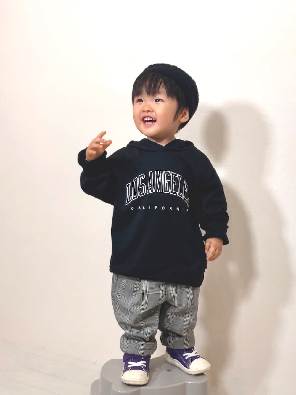 「モノトーン、チェック、UNIQLO、パーカー、スウェット、休日スタイル、プチプラ、秋コーデ、チェックパンツ、スニーカー、コンバース、ビッグシルエット、ロゴスウェット」｜「SHEINのアイテム（スウェット、ベージュ系）」を使った、YU⭐︎さん（キッズ・80cm）の秋コーディネートの1枚目の写真