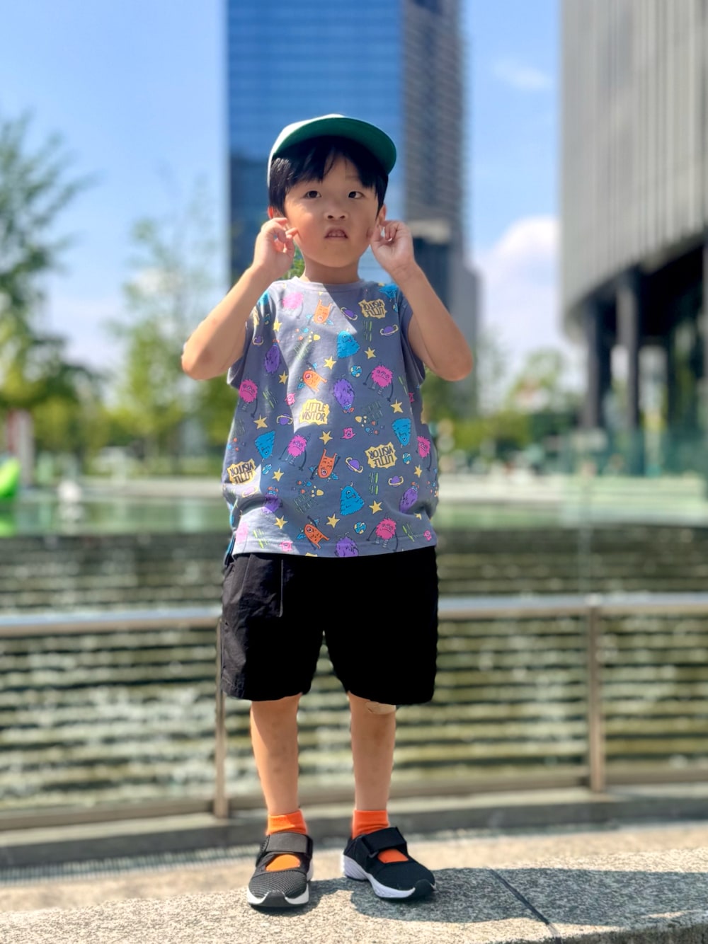 ブラック系のその他パンツ、ブラック系のサンダル、グレー系のタンクトップを着用したキッズの夏コーディネートの1枚目の写真