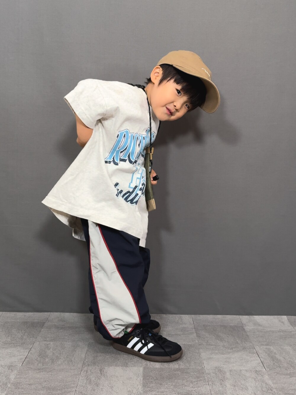 ホワイト系のTシャツ/カットソー、ブルー系のその他パンツ、ベージュ系のショルダーバッグを着用したキッズの夏コーディネートの1枚目の写真