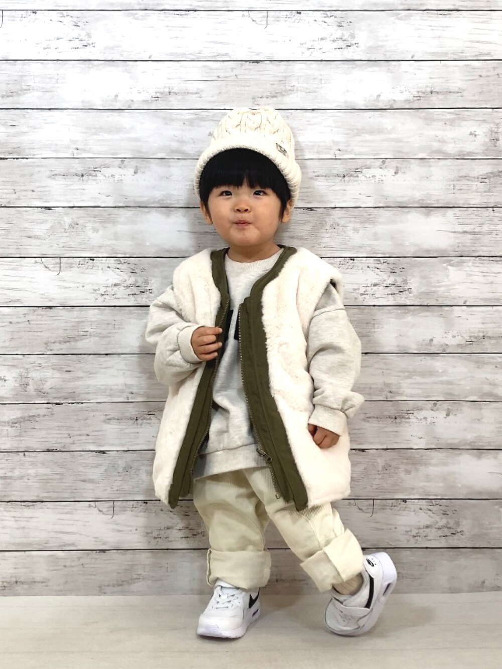 「冬コーデ、コーデュロイ、スウェット、韓国子供服、ニット帽、NIKE、ベスト、プチプラ、レイヤードスタイル、マイベストコーデ2022、クリスマスに着たい服、休日スタイル、ロゴスウェット、淡色コーデ、ワントーンコーデ」｜「Birthdayのアイテム（ベスト、ホワイト系）」を使った、YU⭐︎さん（キッズ・80cm）の冬コーディネートの1枚目の写真