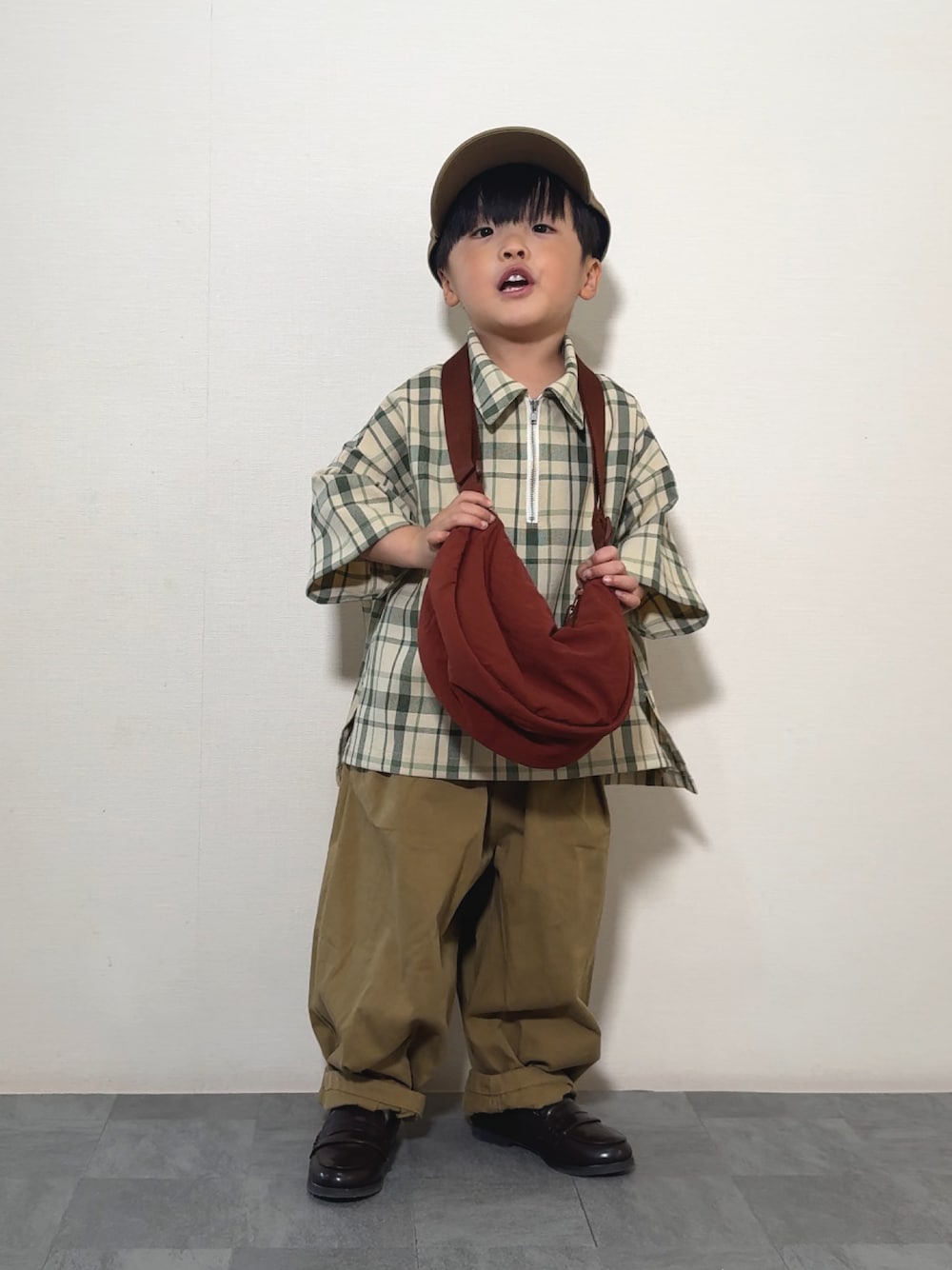「チェック、ショルダーバッグ、お出かけコーデ、シャツスタイル、ワイドパンツ、プチプラ、キャップ、スポーツミックス、淡色コーデ、カジュアルコーデ、春夏コーデ、春コーデ、春色、きれいめカジュアル」｜「LOWRYS FARMのホップサックＺＩＰポロ　241760（シャツ/ブラウス、グリーン系）」を使った、YU⭐︎さん（キッズ・100cm）の春コーディネートの1枚目の写真