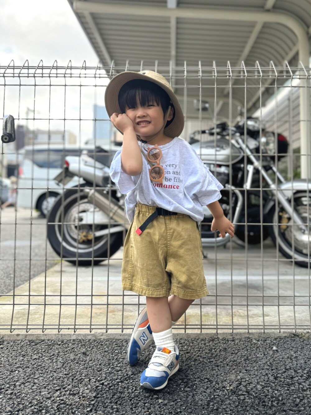 「夏コーデ、夏だ！Tシャツ着よう！、フェスコーデ、カジュアルコーデ、休日スタイル、ショートパンツ、ロゴT、バケットハット、韓国子供服、サングラス、スニーカー、淡色コーデ、アウトドアスタイル、シンプルコーデ、雨の日コーデ」｜「韓国子供服のアイテム（Tシャツ/カットソー、グレー系）」を使った、YU⭐︎さん（キッズ・90cm）の夏コーディネートの1枚目の写真