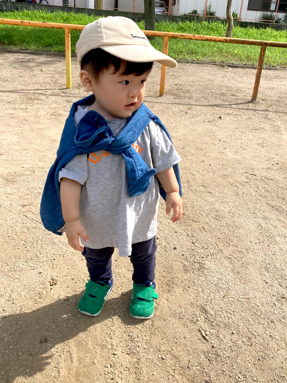 「休日スタイル、おしゃれさんと繋がりたい、カジュアル、シンプル、キッズコーデ、男の子、キャップ、スニーカー、プチプラ」｜「Life Support Productsのプリント半袖Tシャツ （80～150cm）（Tシャツ/カットソー、グレー系）」を使った、YU⭐︎さん（キッズ・70cm）の秋コーディネートの1枚目の写真