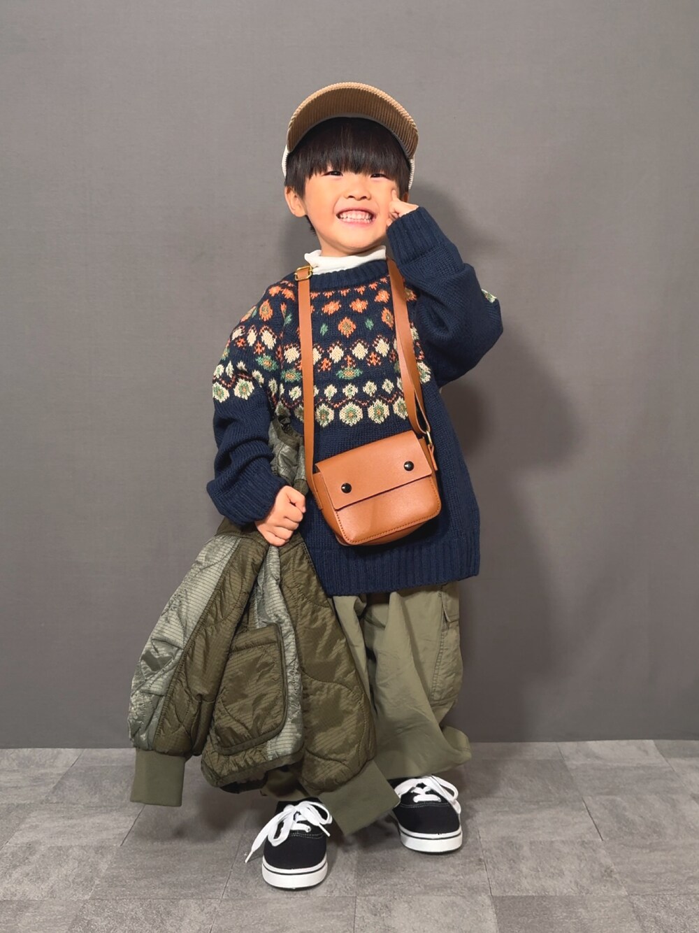 「クリスマスに着たい服、キルティング、冬コーデ、冬アウター、タートルネック、カーゴパンツ、ショルダーバッグ、ニット、マイベストコーデ2024、キャップ、スニーカー、コーデュロイ、スポーツミックス、休日スタイル」｜「LOWRYS FARMのキルティングブルゾン　116763（ダウンジャケット/コート、グリーン系）」を使った、YU⭐︎さん（キッズ・90cm）の冬コーディネートの1枚目の写真