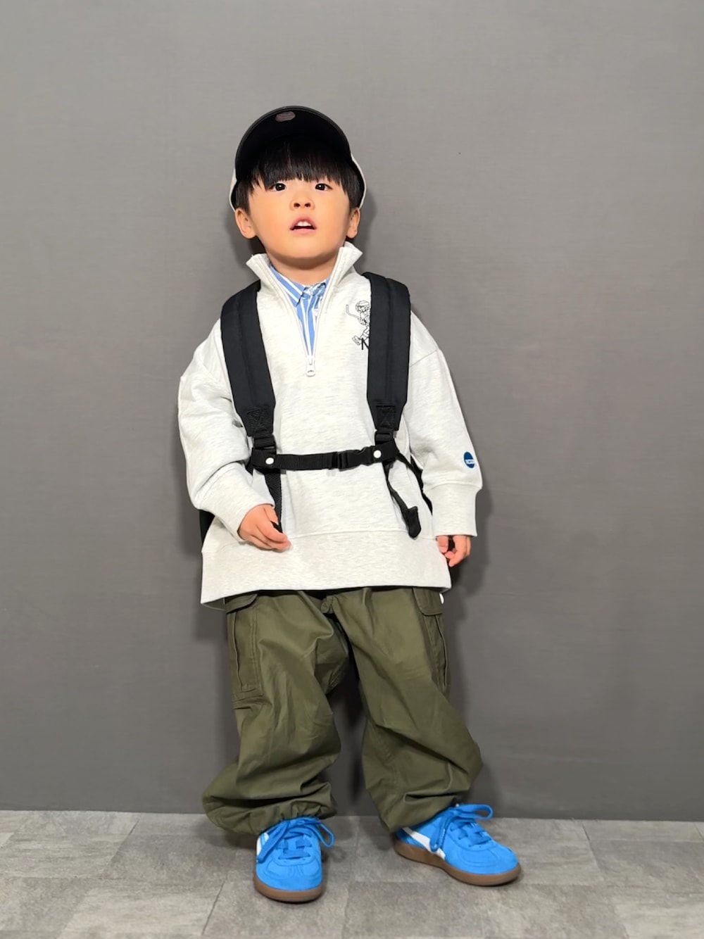 「レイヤードスタイル、カーゴパンツ、今日のコーデ、スウェット、シャツスタイル、ストライプシャツ、スニーカー、キャップ、休日スタイル、お出かけコーデ、春色、きれいめカジュアル、ハーフジップ」｜「NCAAの【NCAA】ロゴプリントハーフジップスウェット（スウェット、グレー系）」を使った、YU⭐︎さん（キッズ・100cm）の冬コーディネートの1枚目の写真