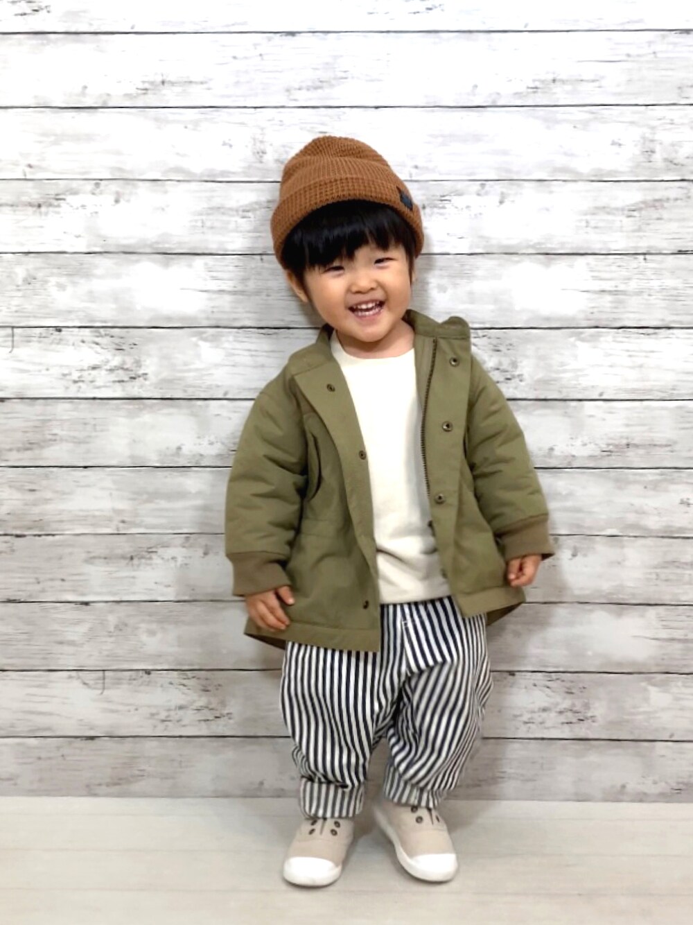 「コート、アウター、シンプルコーデ、ニット帽、スリッポン、スウェット、プチプラ、ワントーンコーデ、韓国子供服、モッズコート、カーキ、秋冬コーデ」｜「MAKE YOUR DAYのM-65モッズコート■80～140cm（ダウンジャケット/コート、ベージュ系）」を使った、YU⭐︎さん（キッズ・80cm）の秋コーディネートの1枚目の写真