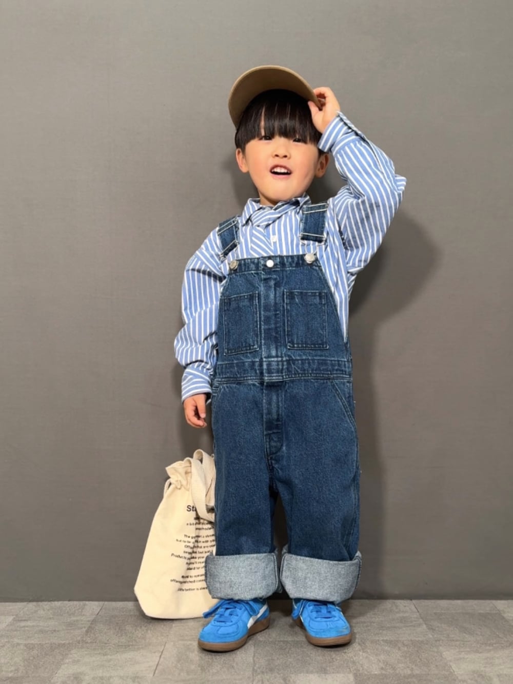 「春めき満開コーデ、春コーデ、スニーカー、サロペット、デニム、春色、ストライプシャツ、シャツスタイル、キャップ、トートバッグ、レイヤードスタイル、スポーツミックス、きれいめカジュアル」｜「LOWRYS FARMのタイツキストライプシャツ　252809（シャツ/ブラウス、ブルー系）」を使った、YU⭐︎さん（キッズ・100cm）の春コーディネートの1枚目の写真