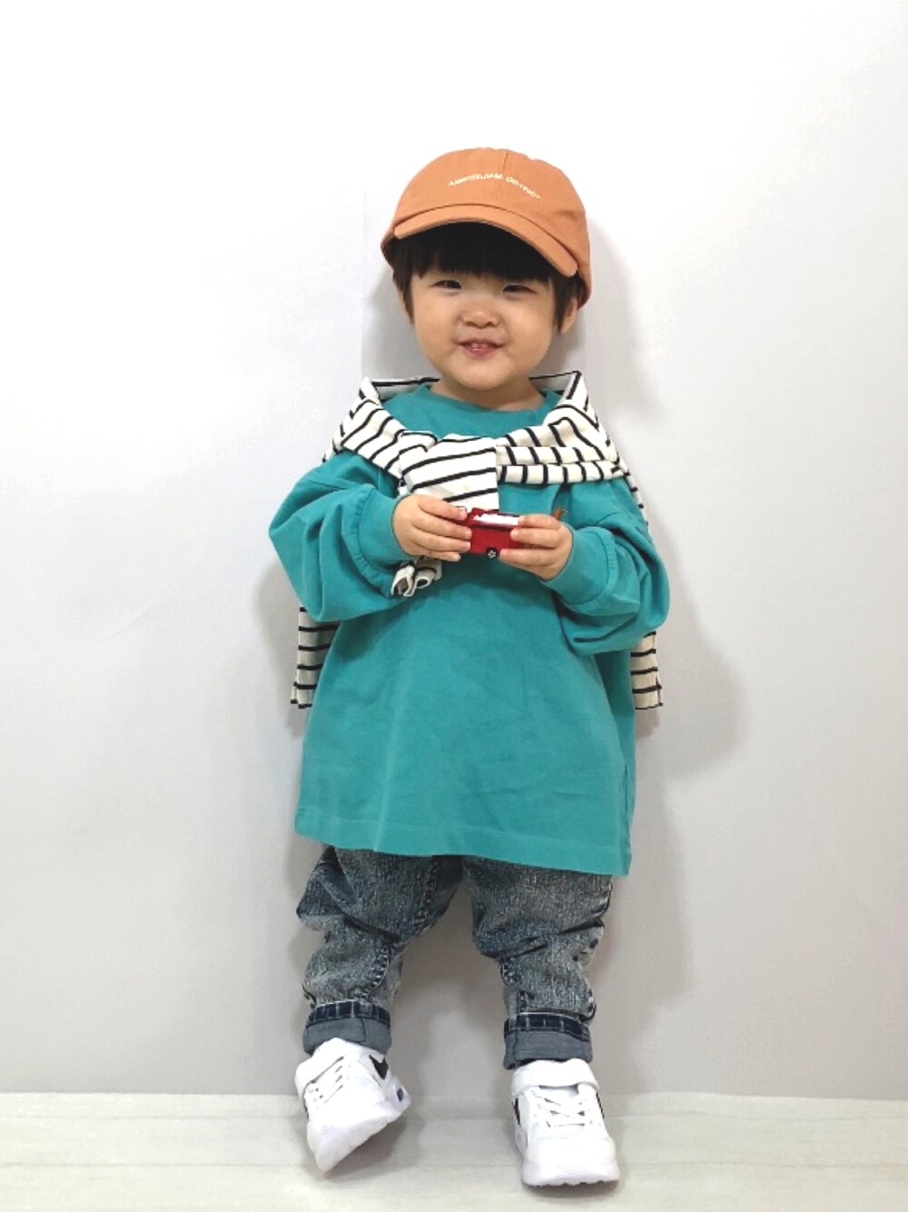 グリーン系のTシャツ/カットソー、ホワイト系のTシャツ/カットソー、その他のデニムパンツを着用したキッズの冬コーディネートの1枚目の写真
