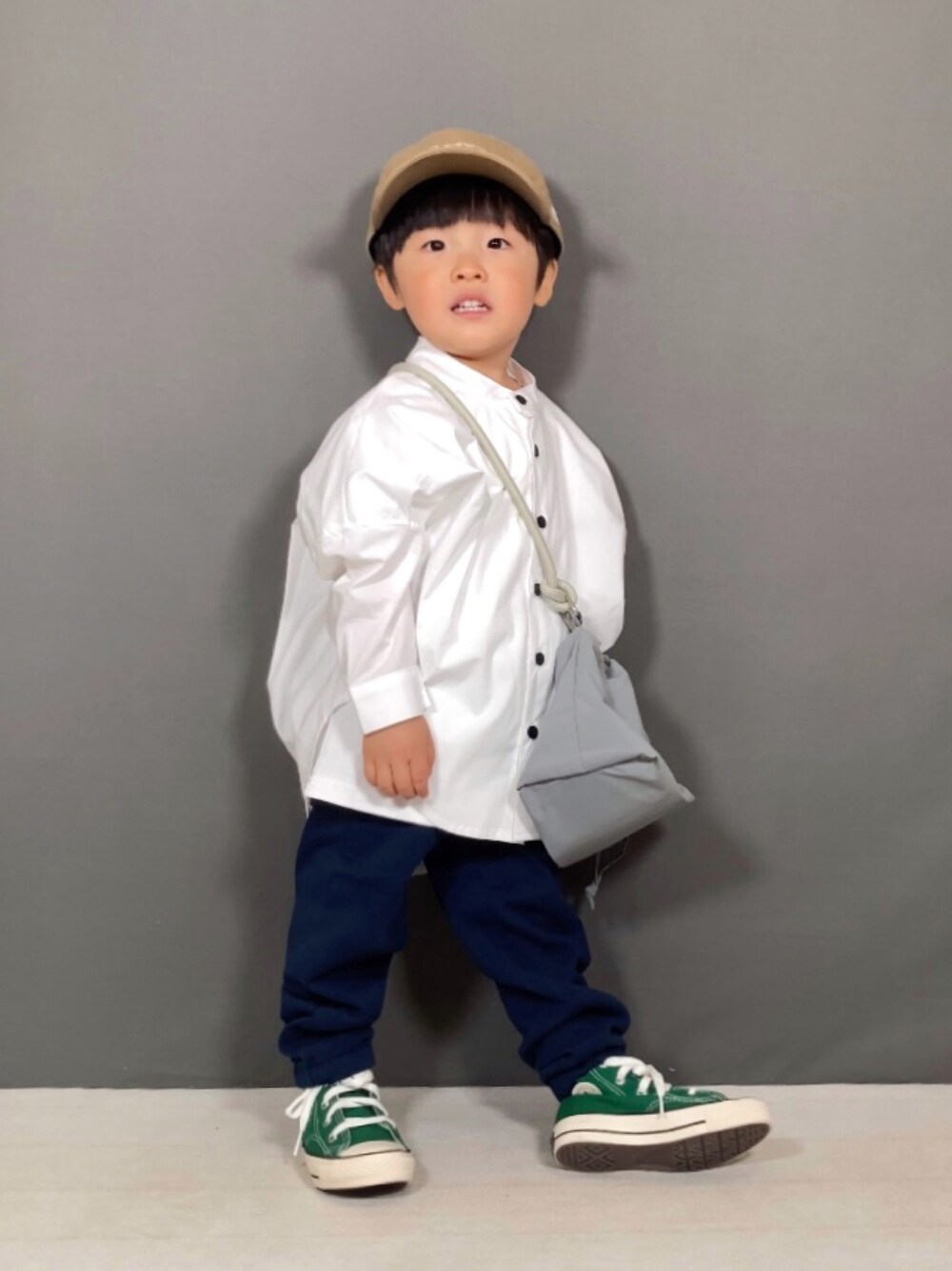 ホワイト系のシャツ/ブラウス、ブルー系のその他パンツ、グレー系のショルダーバッグを着用したキッズの春コーディネートの1枚目の写真