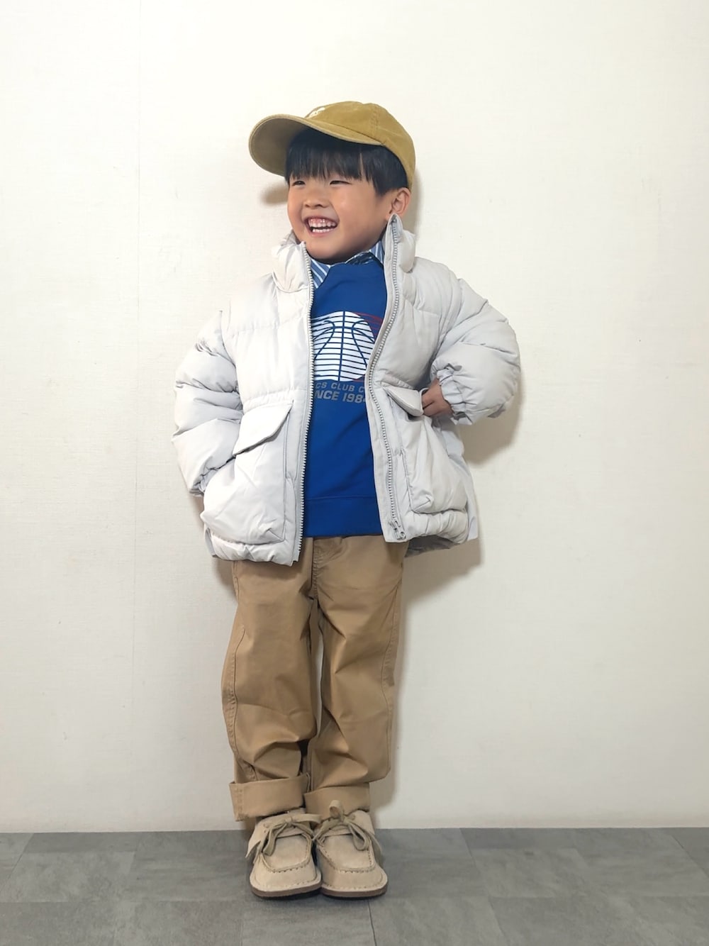 ブルー系のシャツ/ブラウス、ベージュ系のモカシン/デッキシューズ、ブルー系のスウェットを着用したキッズの秋コーディネートの1枚目の写真