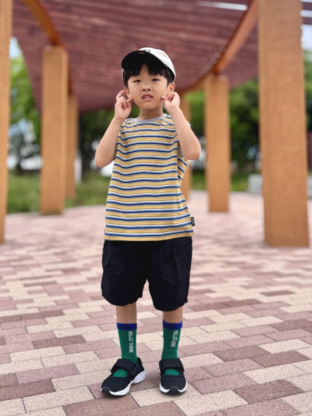 ブラック系のその他パンツ、イエロー系のタンクトップ、ブラック系のサンダルを着用したキッズの夏コーディネートの1枚目の写真
