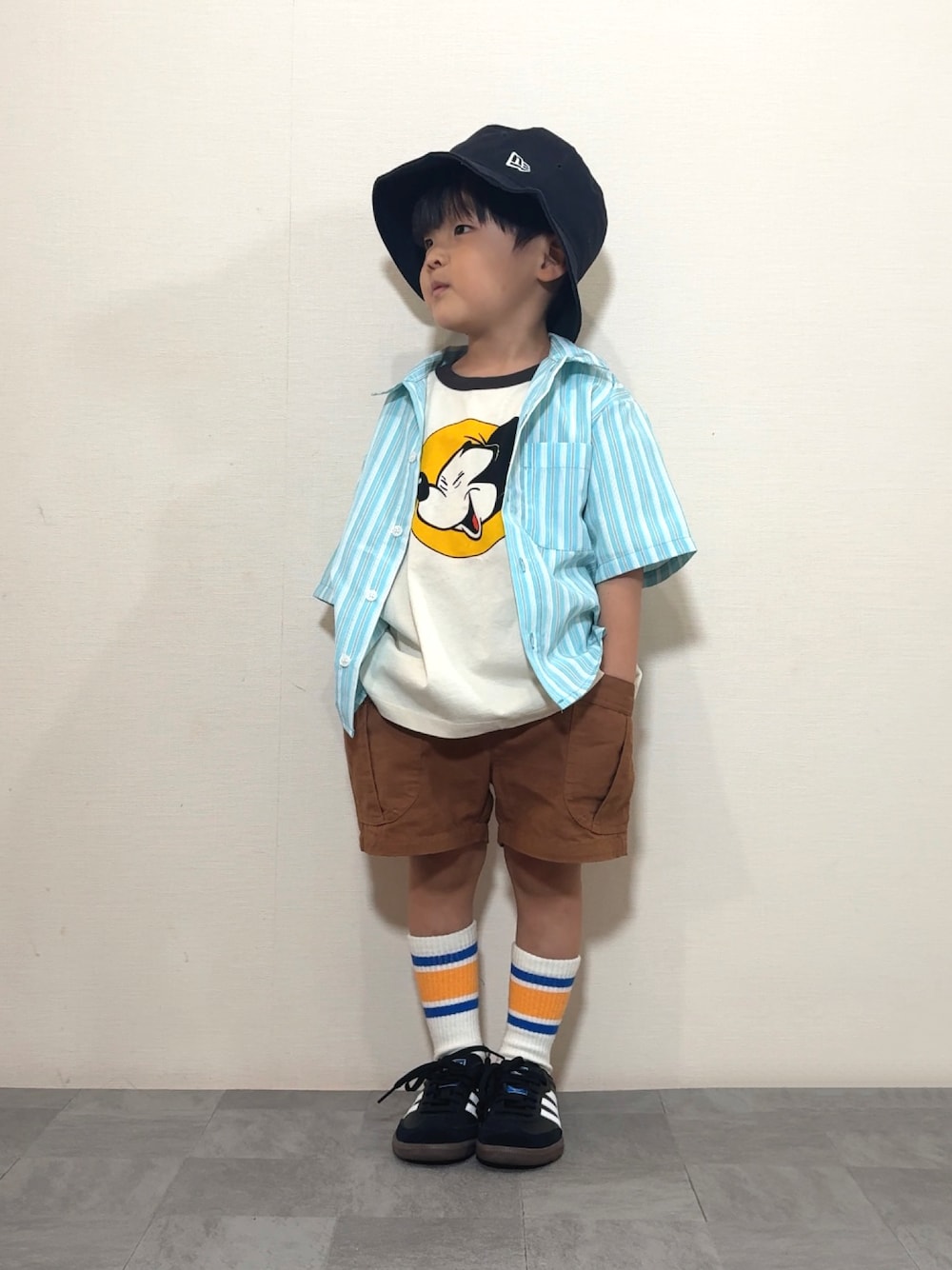 「やっぱり帽子が好き、ストリート、ストライプシャツ、シャツスタイル、レイヤードスタイル、ハーフパンツ、バケットハット、Tシャツ、プチプラ、お出かけコーデ、きれいめカジュアル、スポーツミックス、カーゴパンツ、柄シャツ、テーマパークコーデ」｜「Disneyの【Disney】ミッキーマウス/プリントTシャツ（Tシャツ/カットソー、ホワイト系）」を使った、YU⭐︎さん（キッズ・100cm）の春コーディネートの1枚目の写真