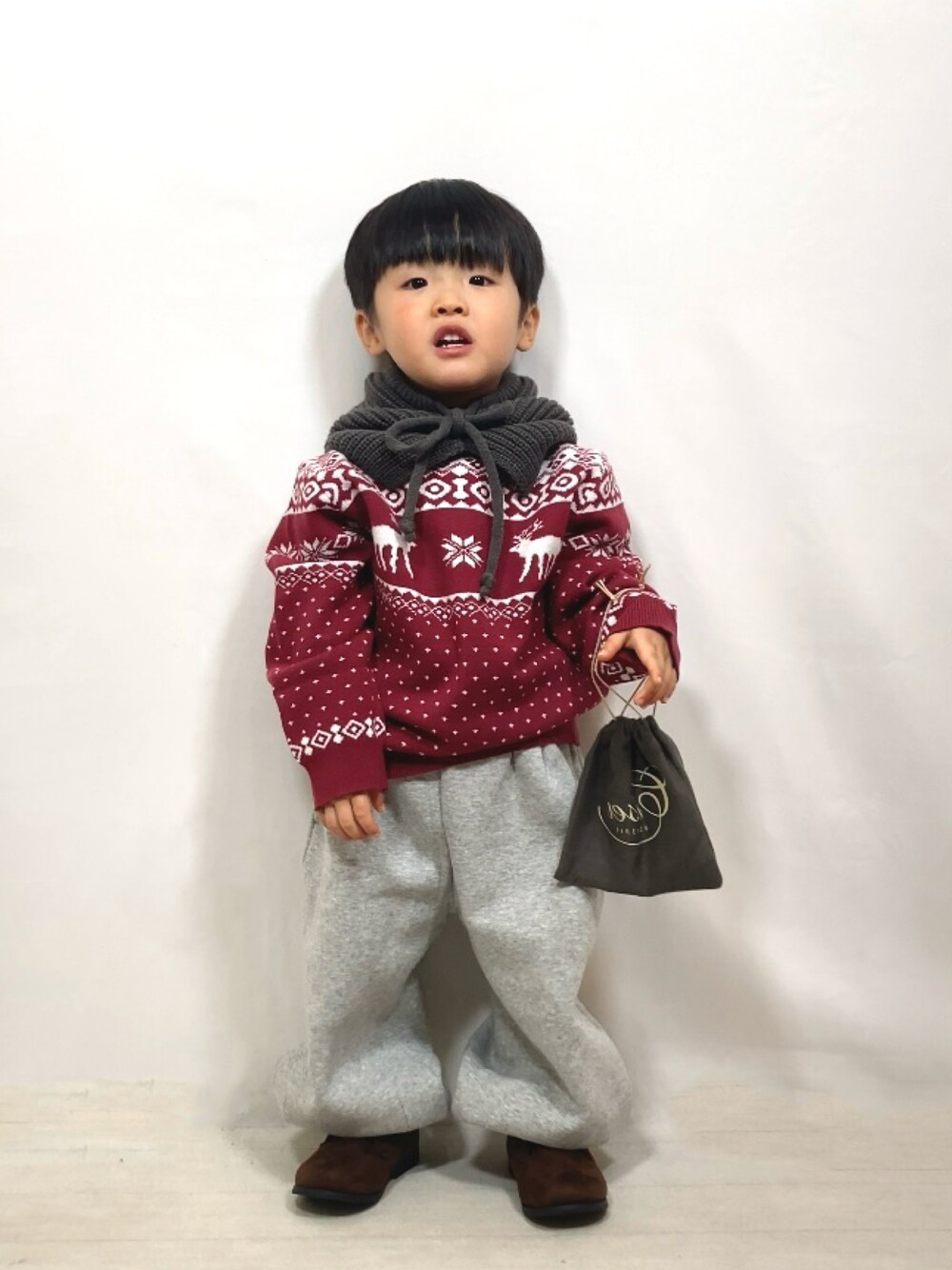 「クリスマスに着たい服、新星WEARISTAにエントリー、赤、スウェット、ブーツ、ニット、プチプラ、お出かけコーデ、休日スタイル、カジュアルコーデ、バラクラバ、冬コーデ」｜「sheinのアイテム（ニット/セーター、レッド系）」を使った、YU⭐︎さん（キッズ・90cm）の冬コーディネートの1枚目の写真