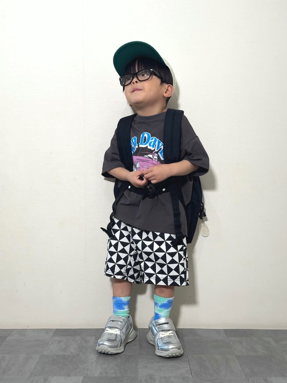 「プチプラ、モノトーン、ハーフパンツ、スニーカー、スポーツミックス、キャップ、めがね、カジュアルコーデ、春夏コーデ、春色、アウトドアスタイル、シンプルコーデ、Tシャツ、休日スタイル、お出かけコーデ」｜「BEN DAVISの【BEN DAVIS】別注プリントT（Tシャツ/カットソー、グレー系）」を使った、YU⭐︎さん（キッズ・100cm）の春コーディネートの1枚目の写真