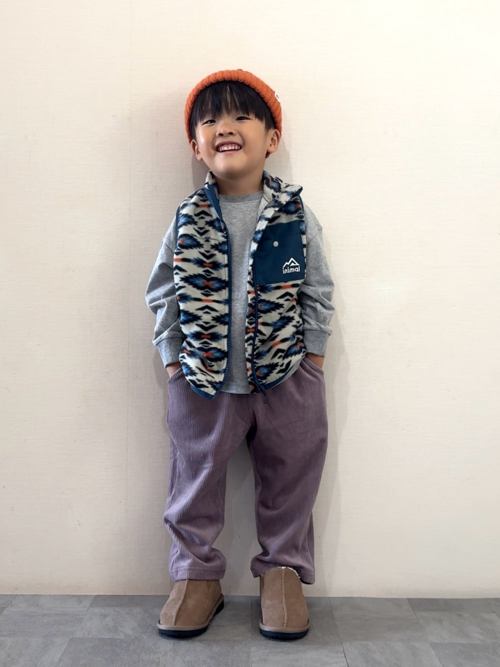 その他のベスト、グレー系のTシャツ/カットソー、グレー系のその他パンツを着用したキッズの秋コーディネートの1枚目の写真