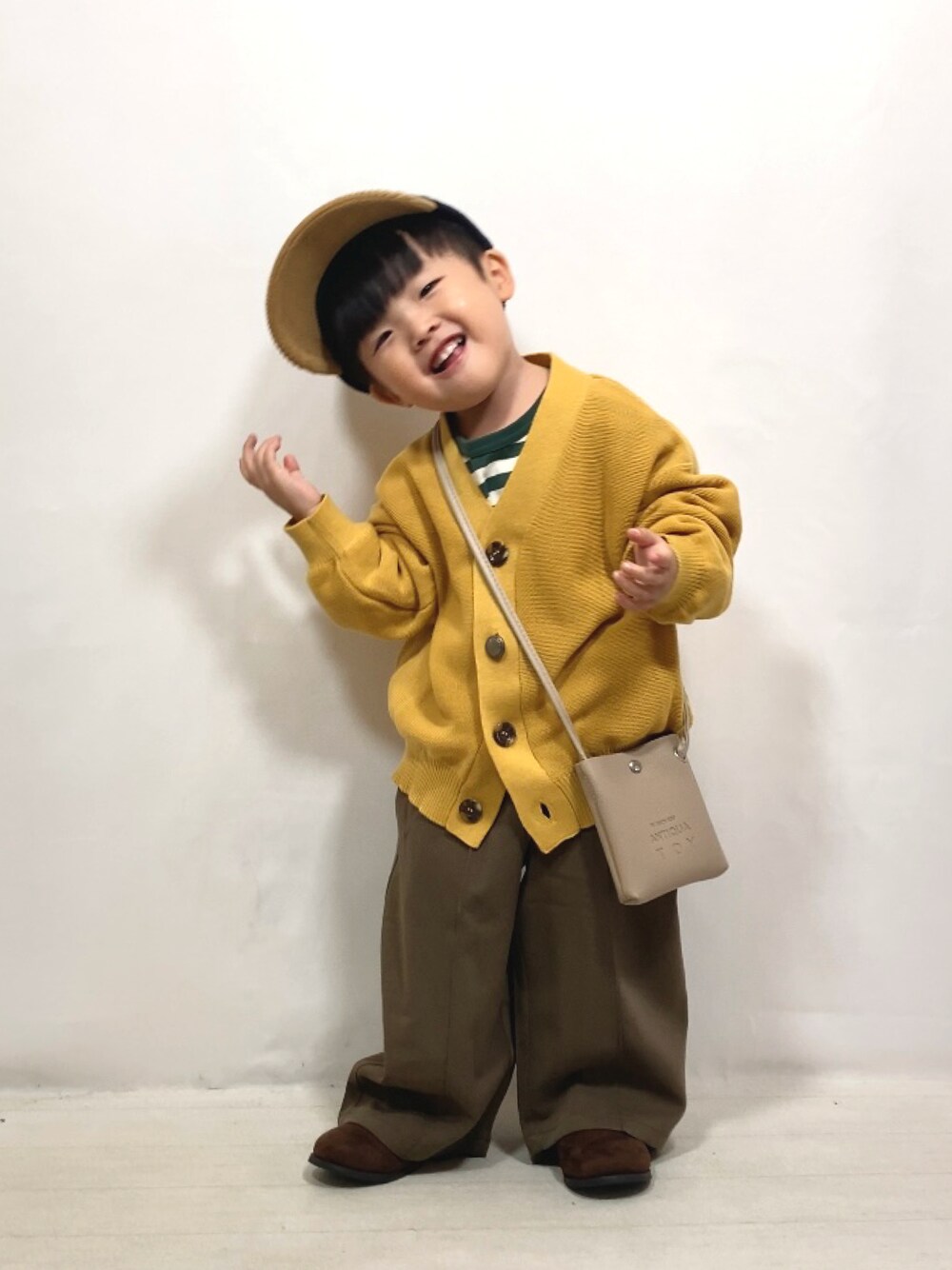 「カーディガン、キャップ、秋コーデ、コーデュロイ、ブラウン、お出かけコーデ、休日スタイル、ブーツ、ショルダーバッグ、ニット、レイヤードスタイル、ビッグシルエット、カジュアルコーデ、ハロウィン、重ね着ベストシーズン」｜「F.O.KIDSの【マシンウォッシャブル】カラバリカーディガン（カーディガン/ボレロ、イエロー系）」を使った、YU⭐︎さん（キッズ・90cm）の秋コーディネートの1枚目の写真