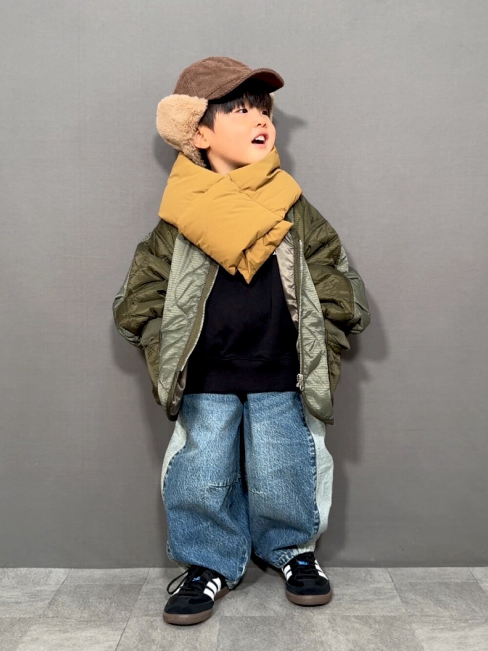 「真冬のあったかスタイル、マフラーぐるぐる、キルティング、スウェット、デニム、フライトキャップ、冬コーデ、冬アウター、スニーカー、お出かけコーデ、休日スタイル、ファー、ストリート、コクーンパンツ、デートコーデ」｜「LOWRYS FARMのキルティングブルゾン　116763（ダウンジャケット/コート、グリーン系）」を使った、YU⭐︎さん（キッズ・90cm）の冬コーディネートの1枚目の写真