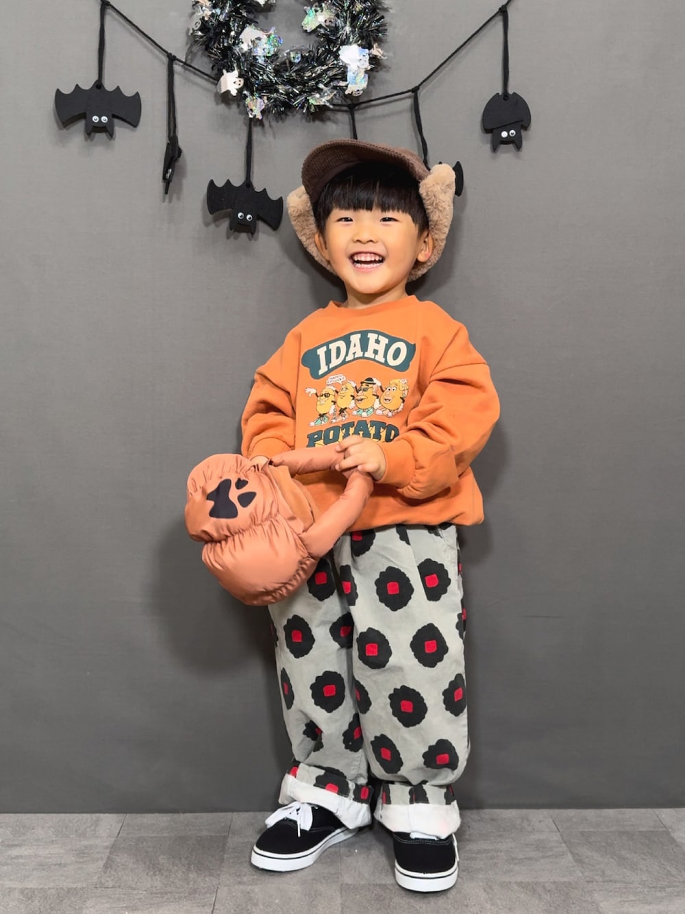 「秋っぽコーデ更新中、ハロウィン、スウェット、秋コーデ、プチプラ、スニーカー、フライトキャップ、淡色コーデ、テーマパークコーデ、コーデュロイ」｜「Ocean&Groundのアイテム（スウェット、オレンジ系）」を使った、YU⭐︎さん（キッズ・90cm）の秋コーディネートの1枚目の写真