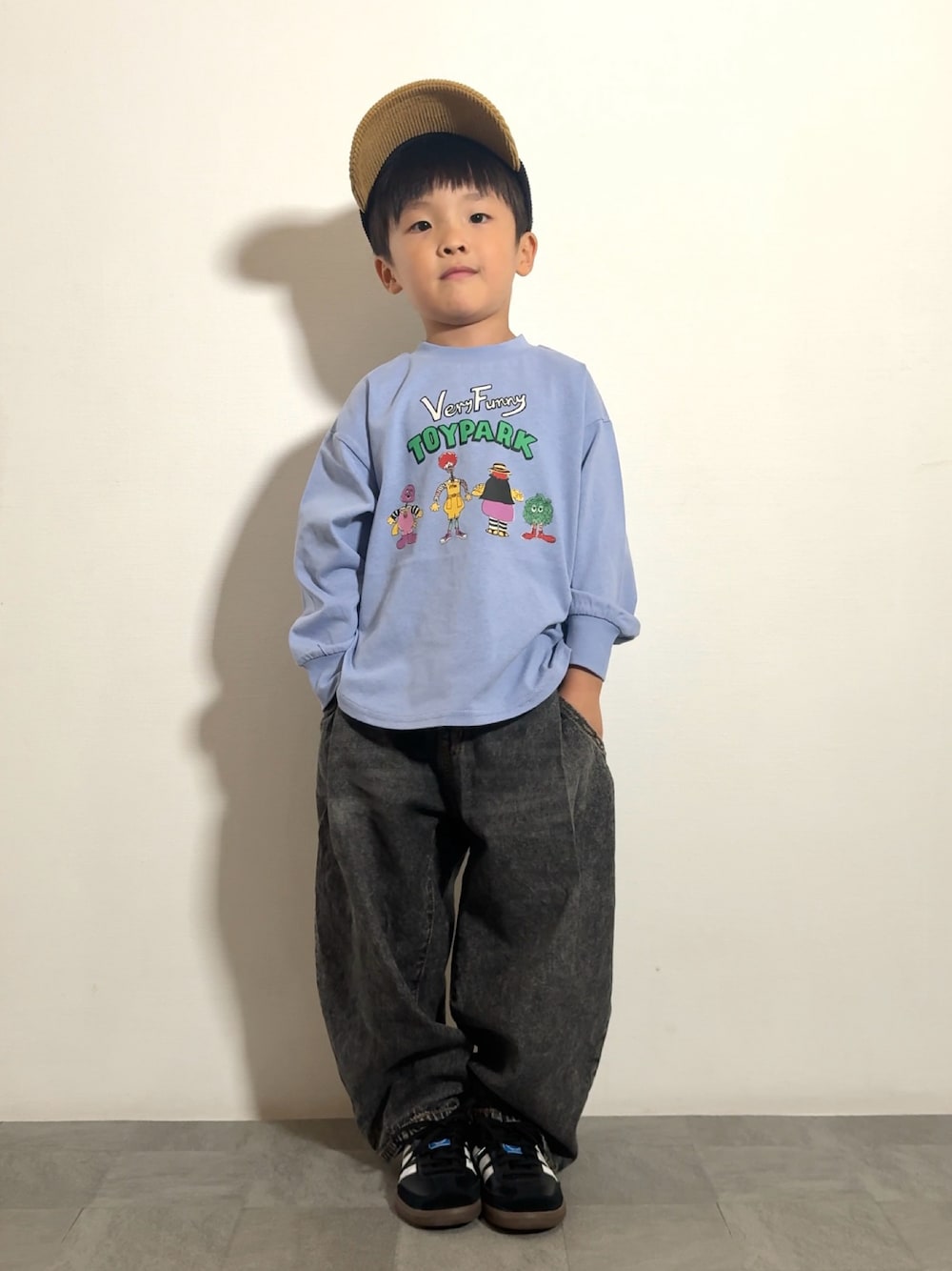 ブラック系のスニーカー、パープル系のTシャツ/カットソー、ブラック系のその他パンツを着用したキッズの夏コーディネートの1枚目の写真
