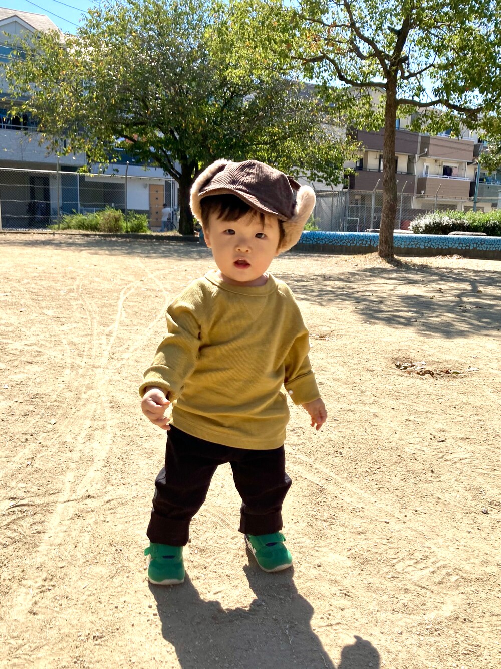 「だから秋服が好き、キッズファッション、今日のコーデ、おしゃれさんと繋がりたい、秋コーデ、カジュアル、シンプル、プチプラ、男の子、フライトキャップ、スニーカー」｜「西松屋のアイテム（Tシャツ/カットソー、イエロー系）」を使った、YU⭐︎さん（キッズ・70cm）の秋コーディネートの1枚目の写真