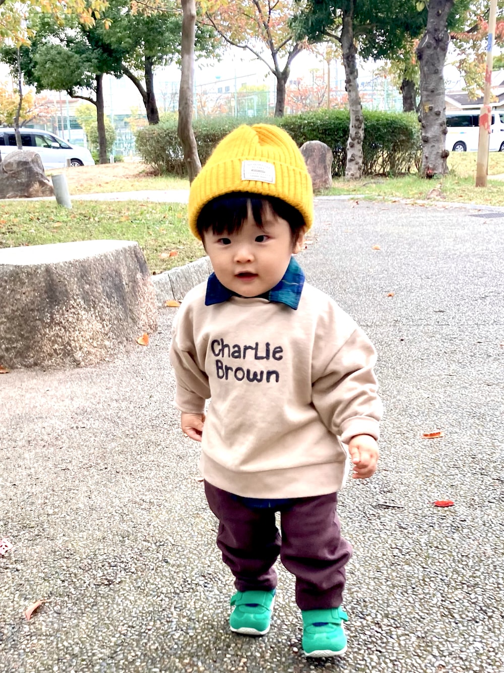 「カジュアルコーデ、プチプラ、休日スタイル、スニーカーコーデ、スウェット、チェックシャツ、男の子、おしゃれさんと繋がりたい、シンプル、キッズコーデ、ブラウン、秋冬コーデ、ベージュ、イエロー、着回しコーデ」｜「しまむらのアイテム（スウェット、ベージュ系）」を使った、YU⭐︎さん（キッズ・70cm）の秋コーディネートの1枚目の写真