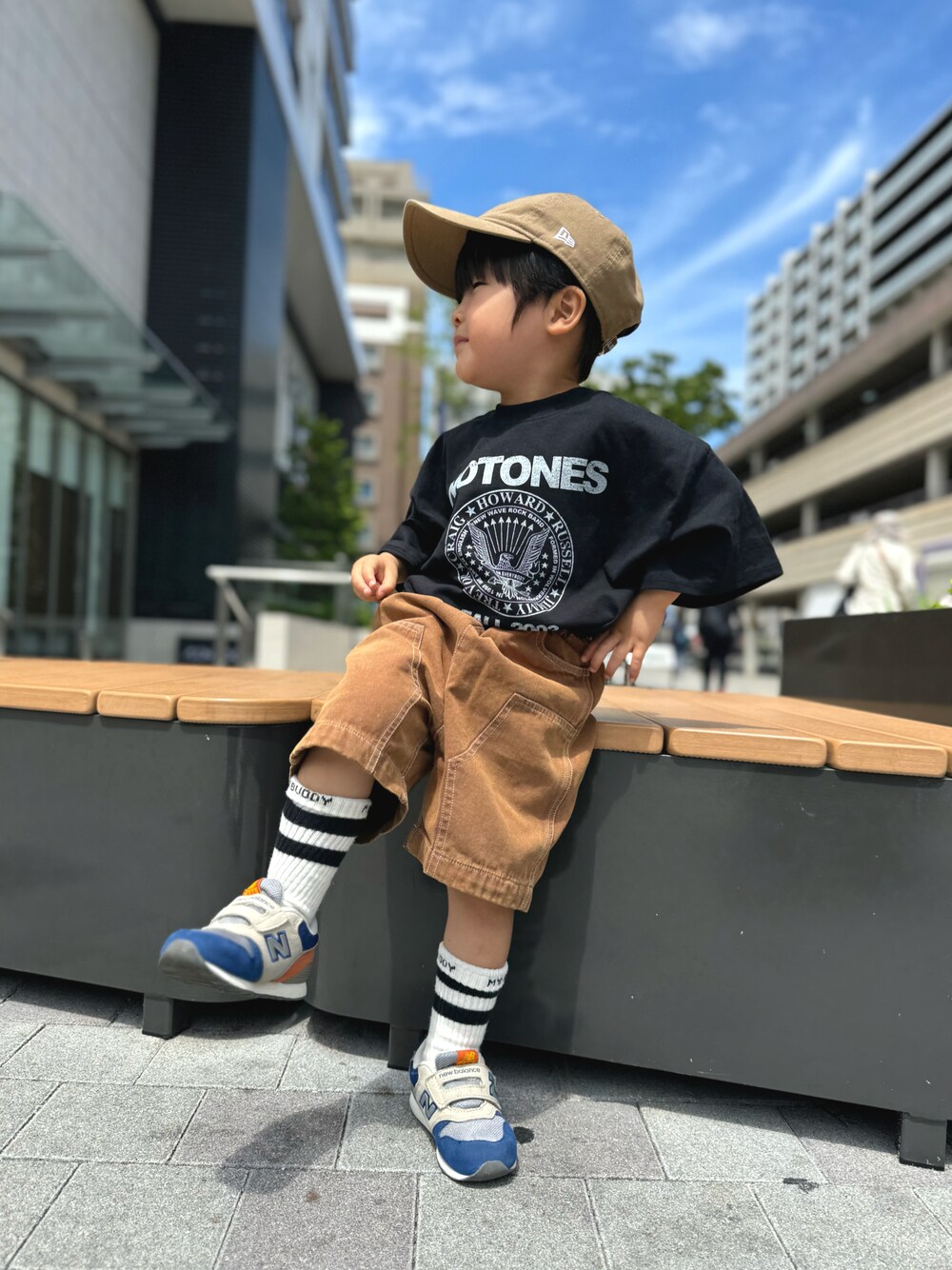 ブラック系のTシャツ/カットソー、ブラウン系のその他パンツ、その他のスニーカーを着用したキッズの夏コーディネートの1枚目の写真