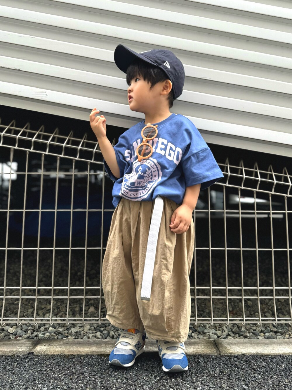 「さらっと晴れやかスナップ、夏コーデ、プチプラ、夏だ！Tシャツ着よう！、ロゴT、お出かけコーデ、ストリート、淡色コーデ、サングラス、雨の日コーデ、キャップ、スニーカー、フェスコーデ、スポーツミックス」｜「Ampersandのpremierタックボリューム半端丈パンツ（その他パンツ、ベージュ系）」を使った、YU⭐︎さん（キッズ・90cm）の夏コーディネートの1枚目の写真