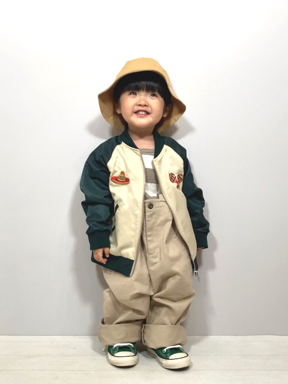 「カジュアルコーデ、休日スタイル、オーバーオール、サロペット、韓国子供服、ベージュ、バケットハット、春コーデ、bmingbybeams、ビーミングbyビームス、PR、コンバース、いまどきジャケット写真、モード、ストリート」｜「B:MING by BEAMSのB:MING by BEAMS /  スカジャン（100~150cm）（ブルゾン、グリーン系）」を使った、YU⭐︎さん（キッズ・90cm）の春コーディネートの1枚目の写真