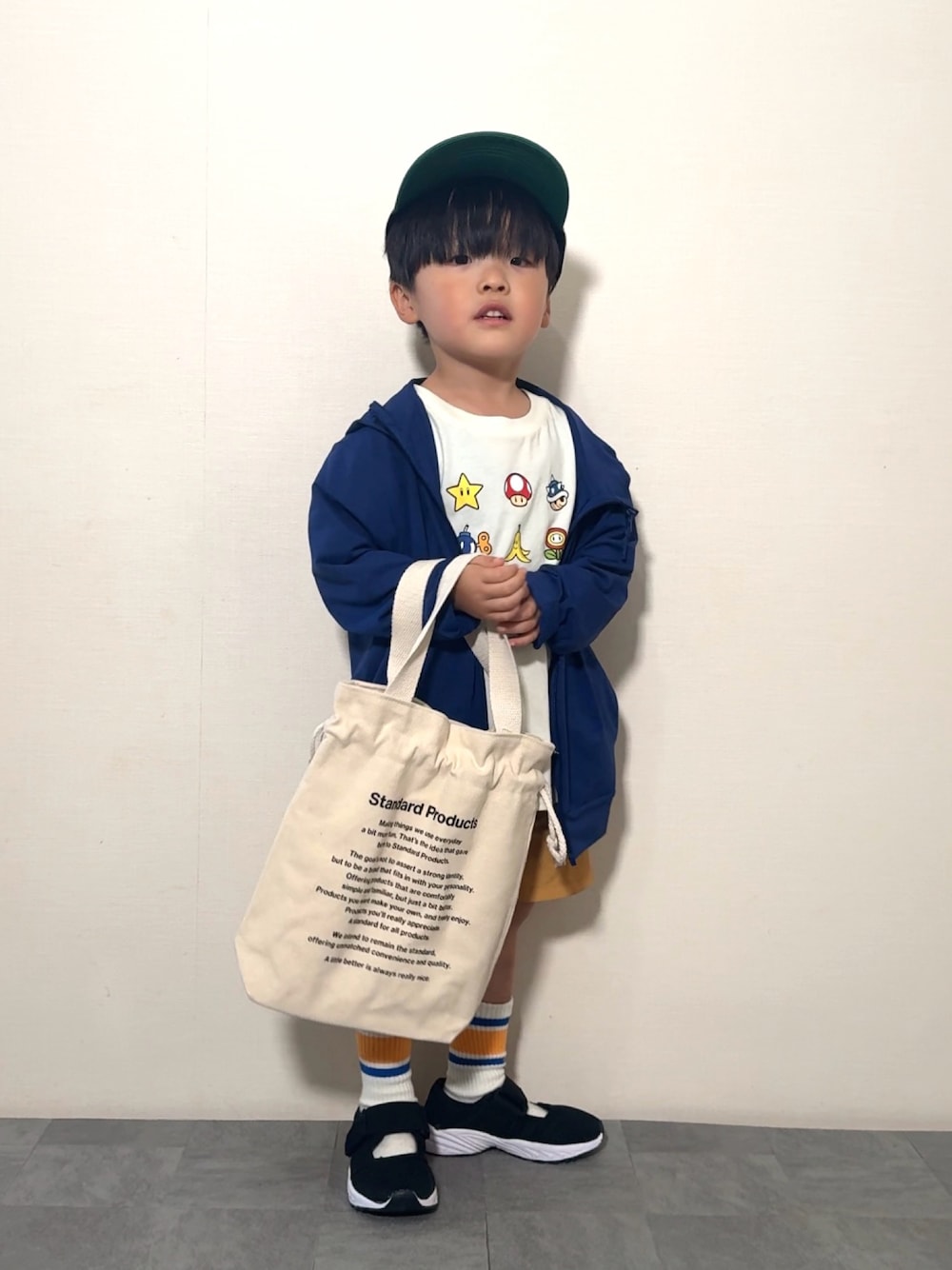 「レイヤードスタイル、Tシャツ、プチプラ、ハーフパンツ、トートバッグ、キャップ、スポーツミックス、サンダル、カジュアルコーデ、春夏コーデ、シンプルコーデ、お出かけコーデ、休日スタイル、パーカー、春色」｜「UNIQLOのアイテム（パーカー、ブルー系）」を使った、YU⭐︎さん（キッズ・100cm）の春コーディネートの1枚目の写真