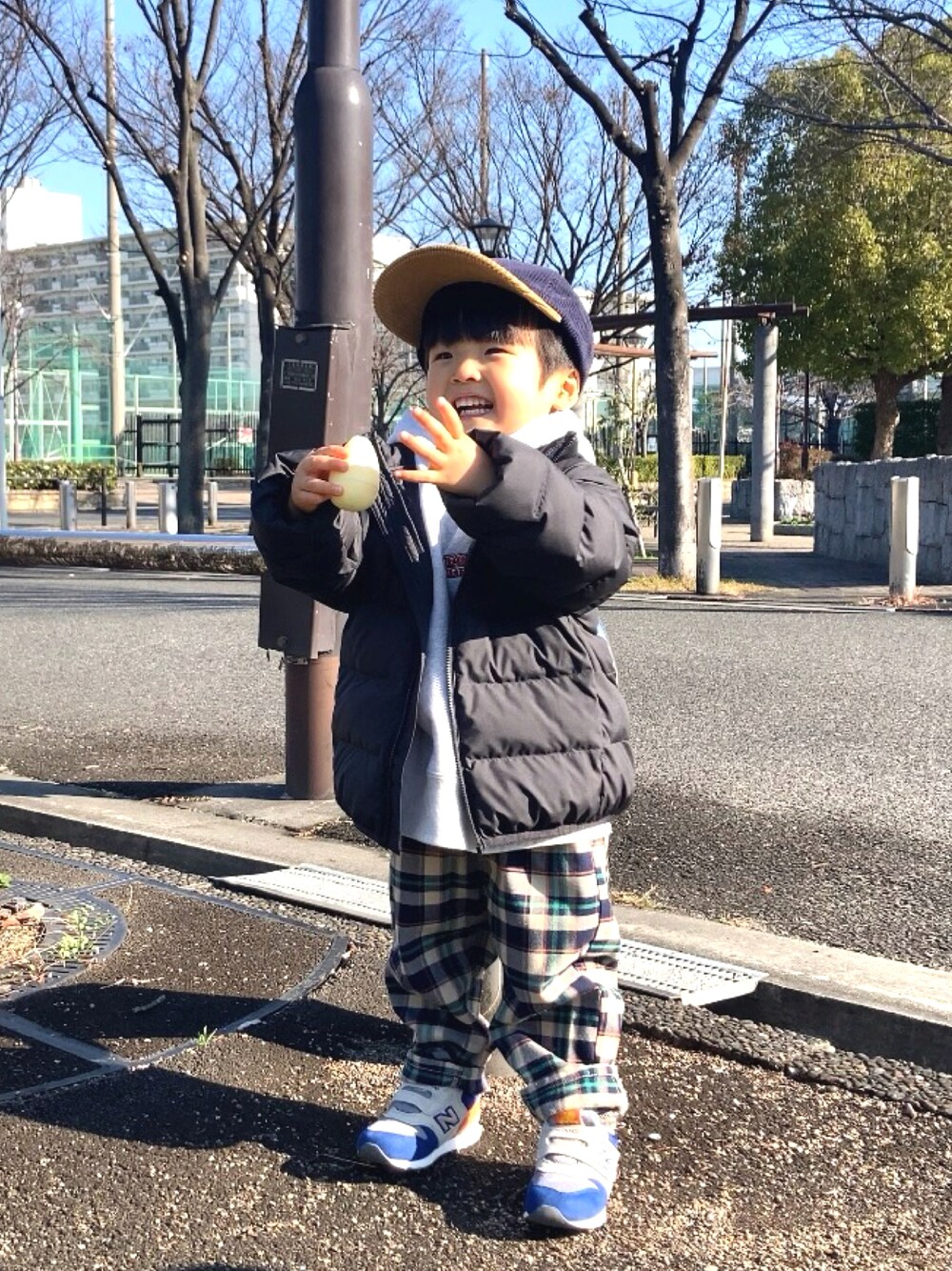 「休日スタイル、お出かけコーデ、冬コーデ、UNIQLO、チェック、スニーカー、キャップ、スウェット、カジュアルコーデ、コーデュロイ、ストリート、パーカー」｜「UNIQLOのアイテム（ダウンジャケット/コート、ブラック系）」を使った、YU⭐︎さん（キッズ・90cm）の冬コーディネートの1枚目の写真