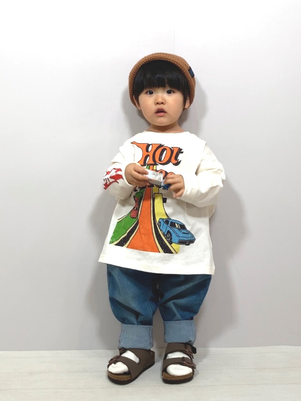 「春服デビュー宣言、パステル映える春、春服みてみて、デニム、サンダル、カジュアルコーデ、シンプルコーデ、ニット帽、ストリート、ビッグシルエット、春色、休日スタイル、ロンT」｜「MARKEY'SのプリントロンT(80～150cm)（Tシャツ/カットソー、ホワイト系）」を使った、YU⭐︎さん（キッズ・90cm）の春コーディネートの1枚目の写真