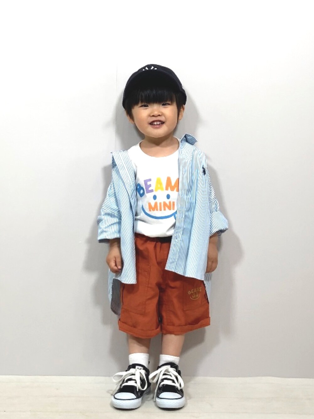 ブルー系のシャツ/ブラウス、ホワイト系のTシャツ/カットソー、オレンジ系のその他パンツを着用したキッズの春コーディネートの1枚目の写真