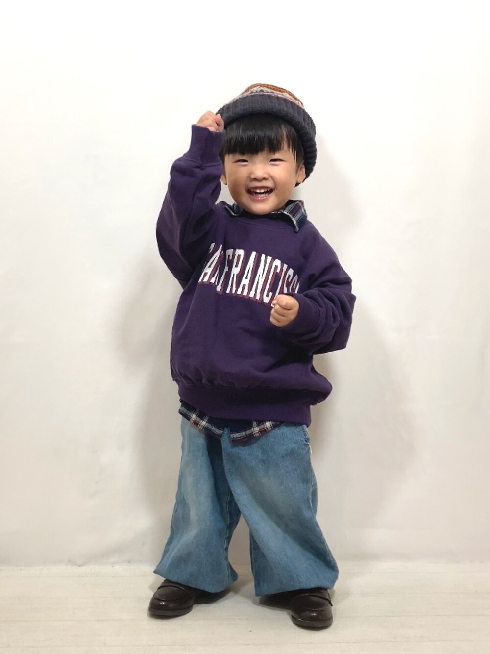 パープル系のスウェット、ブルー系のシャツ/ブラウス、ブルー系のデニムパンツを着用したキッズの秋コーディネートの1枚目の写真