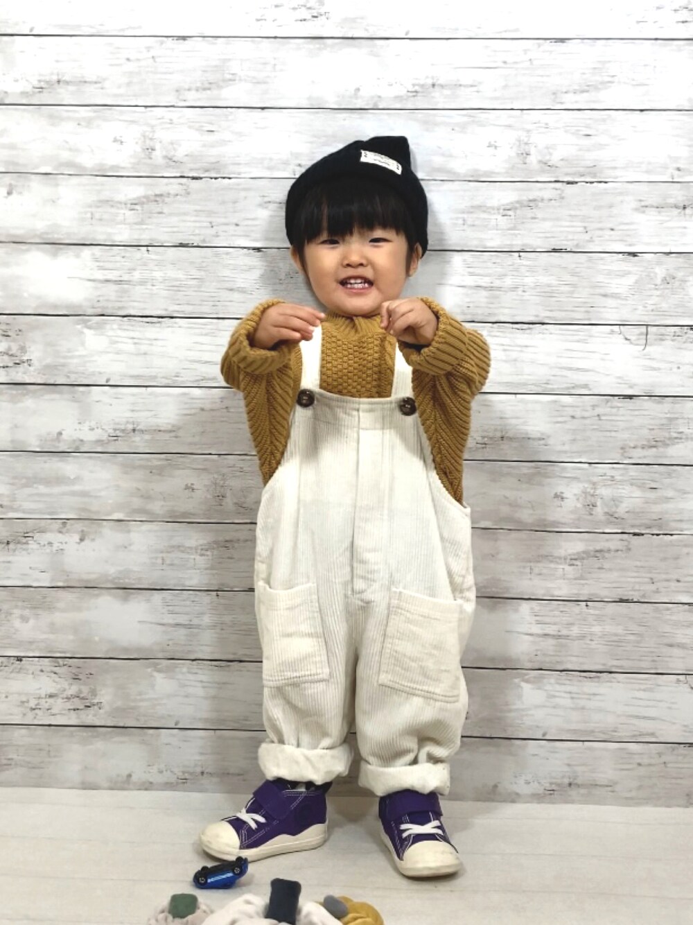 「WEARハロウィン2022、ニット、ニット帽、サロペット、オーバーオール、コーデュロイ、スニーカー、ハロウィン、秋コーデ、韓国子供服、カジュアルコーデ、カラーニット」｜「BREEZEのウォッシャブルニット（ニット/セーター、イエロー系）」を使った、YU⭐︎さん（キッズ・80cm）の秋コーディネートの1枚目の写真