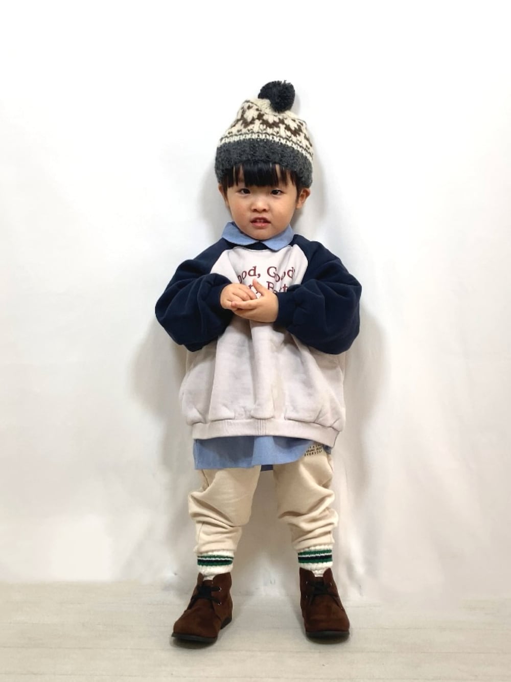 グレー系のスウェット、ブルー系のシャツ/ブラウス、ホワイト系のスウェットパンツを着用したキッズの秋コーディネートの1枚目の写真