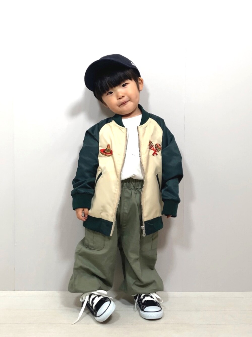 「コンバース、カーゴパンツ、プチプラ、キャップ、bmingbybeams、ビーミングbyビームス、PR、モード、シンプルコーデ、いまどきジャケット写真、カラーパンツ、スニーカー、ベージュ、カジュアルコーデ、ストリート」｜「B:MING by BEAMSのB:MING by BEAMS /  スカジャン（100~150cm）（ブルゾン、グリーン系）」を使った、YU⭐︎さん（キッズ・90cm）の春コーディネートの1枚目の写真