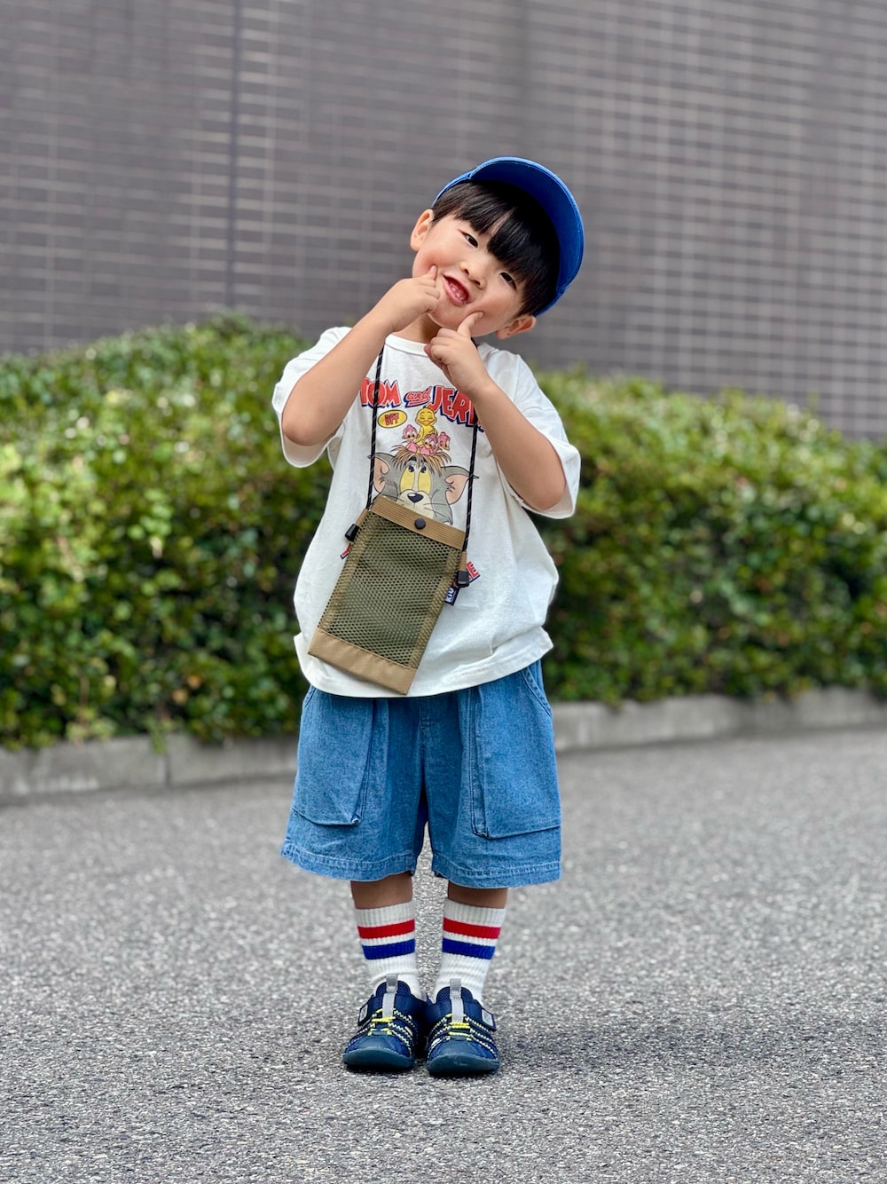 「夏コーデ、サンダル、お出かけコーデ、デニム、ハーフパンツ、プチプラ、ショルダーバッグ、フェススタイル、アウトドアスタイル、休日スタイル、テーマパークコーデ、カラーコーデ、夏ルックで気分アップ、ロゴT、白Tシャツ」｜「IFMEのKIDS｜IFME 両ベルトウォーターシューズ（サンダル、ブルー系）」を使った、YU⭐︎さん（キッズ・100cm）の夏コーディネートの1枚目の写真