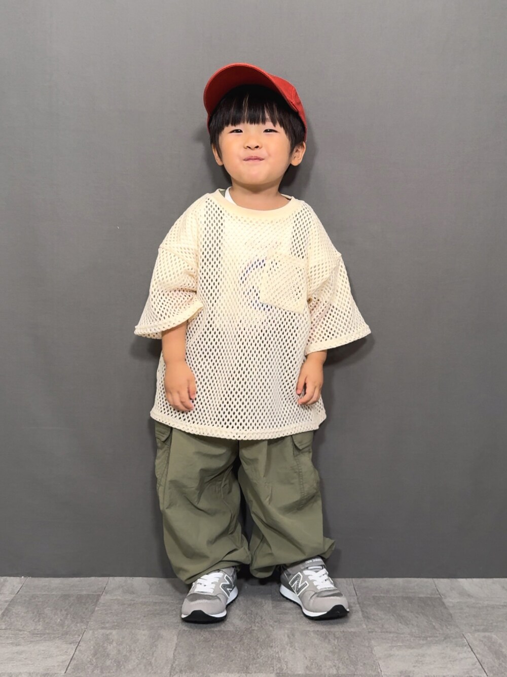 ホワイト系のTシャツ/カットソー、ホワイト系のTシャツ/カットソー、グリーン系のオールインワン・サロペットを着用したキッズの夏コーディネートの1枚目の写真