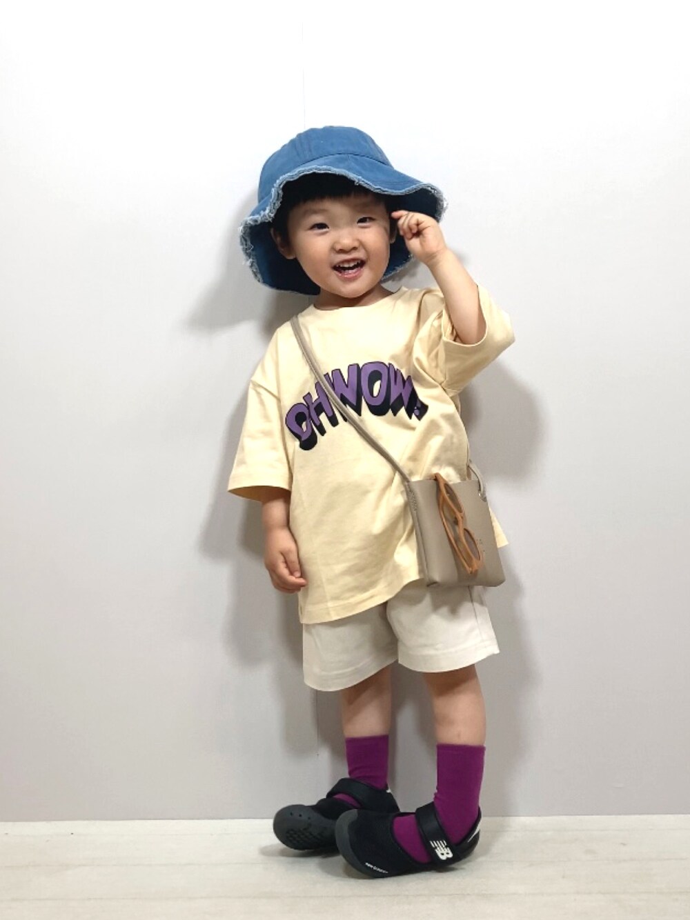 ベージュ系のTシャツ/カットソー、ホワイト系のその他パンツ、ベージュ系のショルダーバッグを着用したキッズの夏コーディネートの1枚目の写真