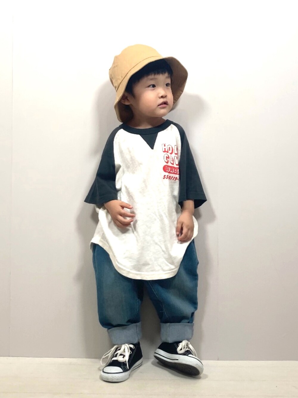 ブラック系のTシャツ/カットソー、ブルー系のデニムパンツ、ブラック系のスニーカーを着用したキッズの夏コーディネートの1枚目の写真