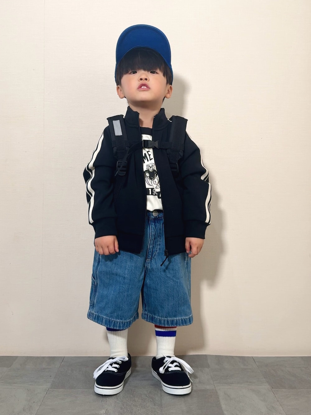 「春めき満開コーデ、ジャケット、スポーツミックス、春コーデ、トラックジャケット、デニム、ハーフパンツ、スニーカー、キャップ、カジュアルコーデ、春色、プチプラ、春アウター、休日スタイル、アウトドアスタイル」｜「UNIQLOのアイテム（ジャケット/アウター、ブラック系）」を使った、YU⭐︎さん（キッズ・100cm）の春コーディネートの1枚目の写真
