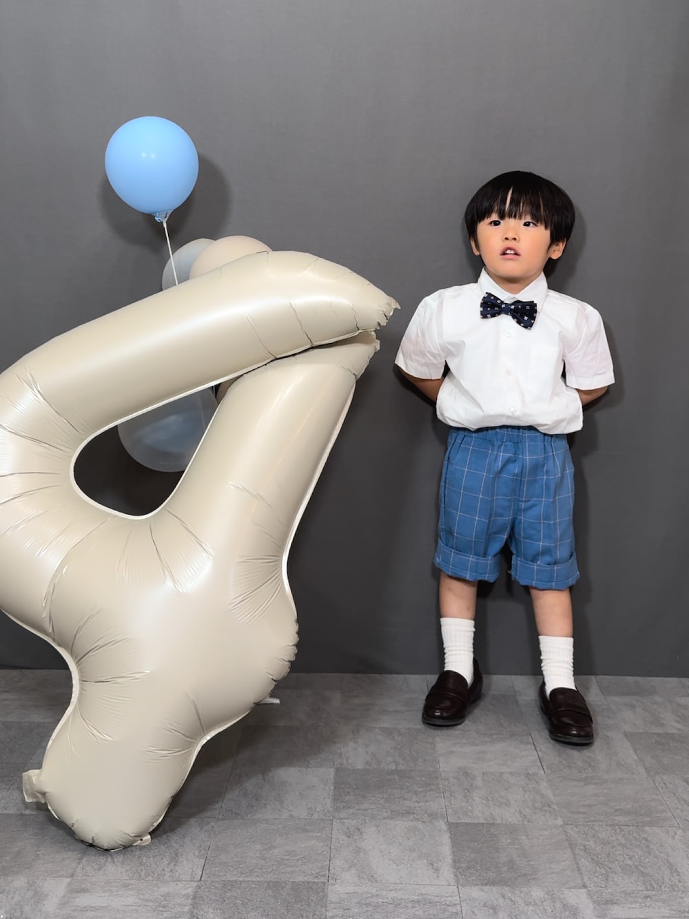 「セットアップ、チェック、シャツスタイル、オケージョン、ローファー、誕生日、ハーフパンツ」｜「DAY CLOSETのキッズスーツ 半袖シャツ+サスペンダー+ネクタイ+チェック柄パンツ シャツ 4点セット（セットアップ、ブルー系）」を使った、YU⭐︎さん（キッズ・90cm）の夏コーディネートの1枚目の写真