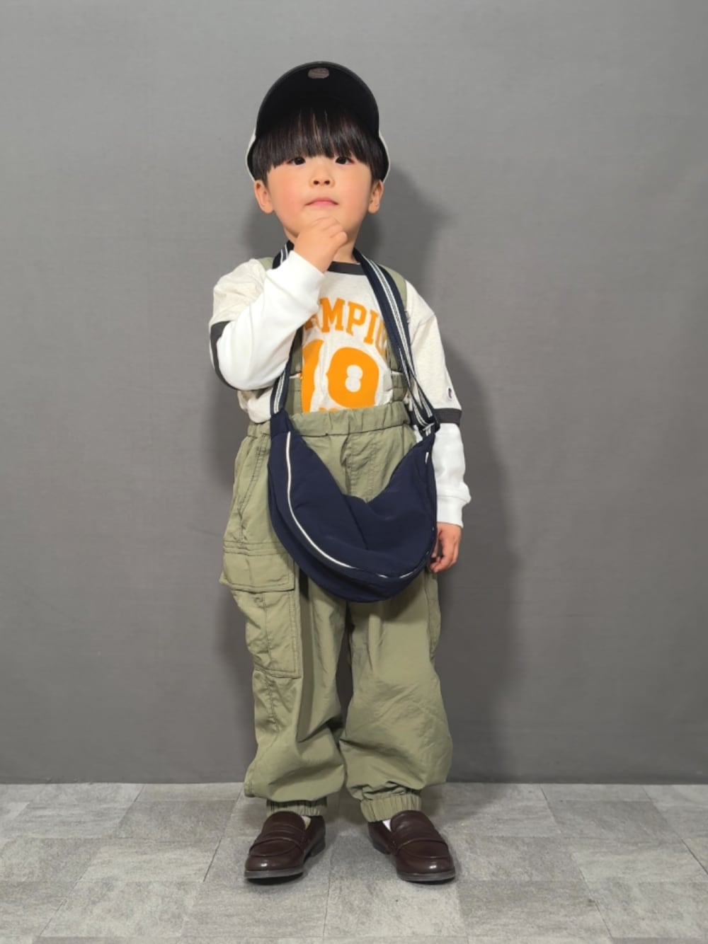 「春めき満開コーデ、春コーデ、ロンT、レイヤードスタイル、ショルダーバッグ、サロペット、ローファー、カーゴパンツ、キャップ、スポーツミックス、きれいめカジュアル」｜「Championのアイテム（Tシャツ/カットソー、ホワイト系）」を使った、YU⭐︎さん（キッズ・100cm）の春コーディネートの1枚目の写真