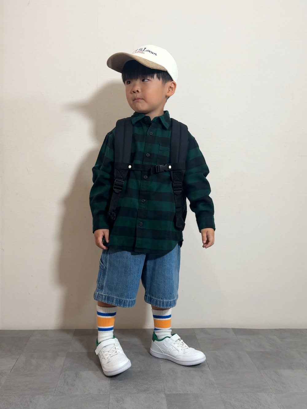 「スポーツミックス、デニム、ハーフパンツ、シャツスタイル、スニーカー、キャップ、プチプラ、アウトドアスタイル、フェススタイル、チェック、ストリート、シンプルコーデ、カジュアルコーデ」｜「Ocean&GroundのDAYPACK EASY DAY（バックパック/リュック、ブラック系）」を使った、YU⭐︎さん（キッズ・100cm）の夏コーディネートの1枚目の写真