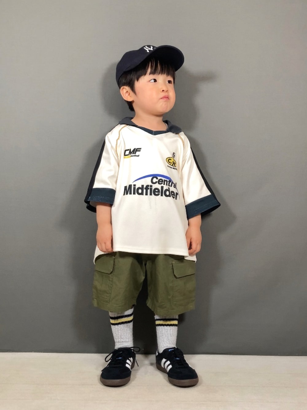 「春のNewスタイル、休日スタイル、カジュアルコーデ、シンプルコーデ、カーゴパンツ、スニーカー、キャップ、シャツスタイル、スポーツミックス、春コーデ」｜「BIG FIELDのサッカーゲームシャツ（kids/S～XL）（Tシャツ/カットソー、ホワイト系）」を使った、YU⭐︎さん（キッズ・90cm）の春コーディネートの1枚目の写真