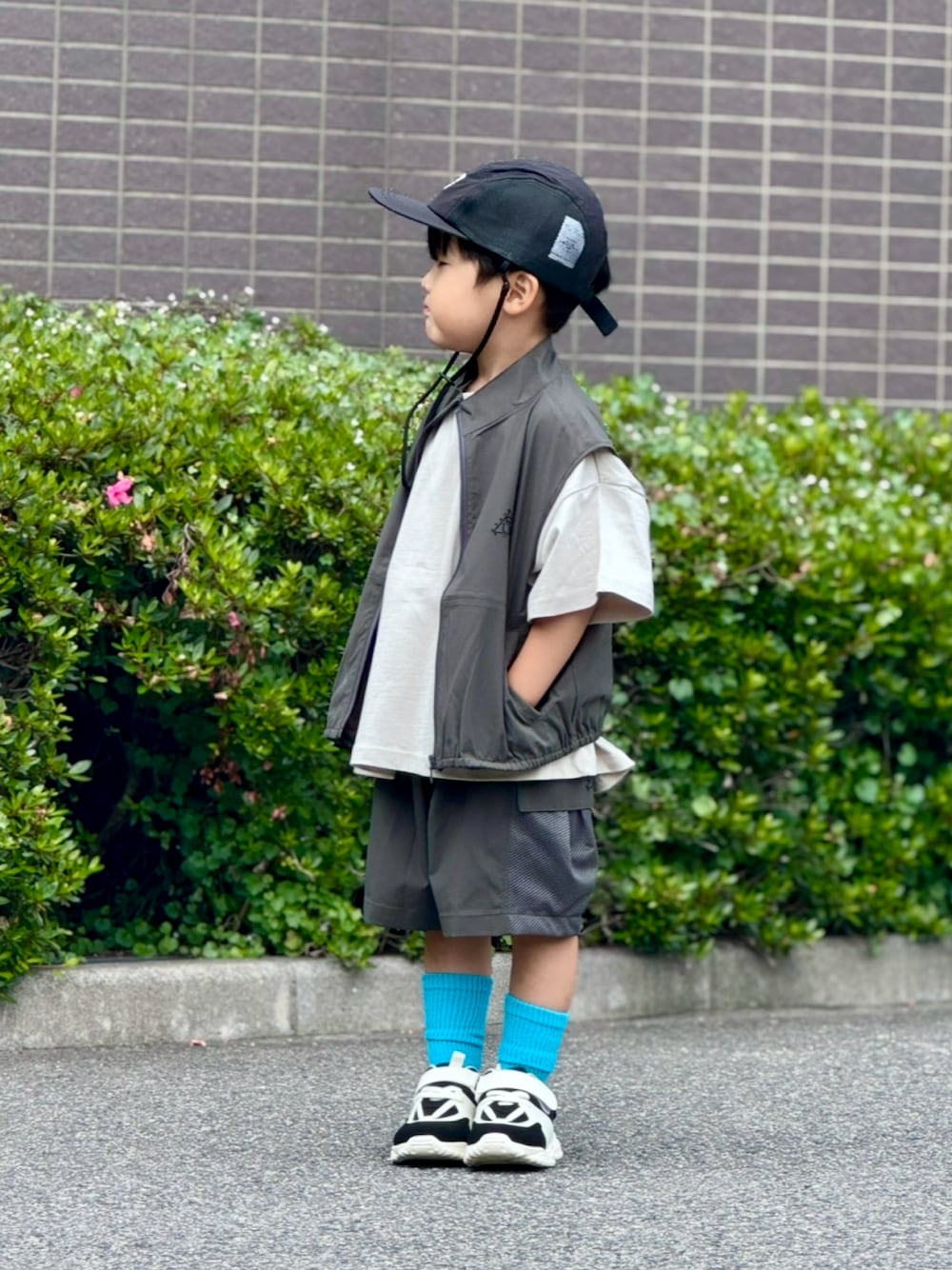 「レイヤードスタイル、ストリート、モノトーン、キャップ、スニーカー、スポーツミックス、ハーフパンツ、カーゴパンツ、ベスト、セットアップ、プチプラ、Tシャツ、お出かけコーデ、休日スタイル、きれいめカジュアル」｜「green label relaxingのジップベスト / キッズ  110cm-130cm - UVカット -（ベスト、グレー系）」を使った、YU⭐︎さん（キッズ・100cm）の夏コーディネートの1枚目の写真