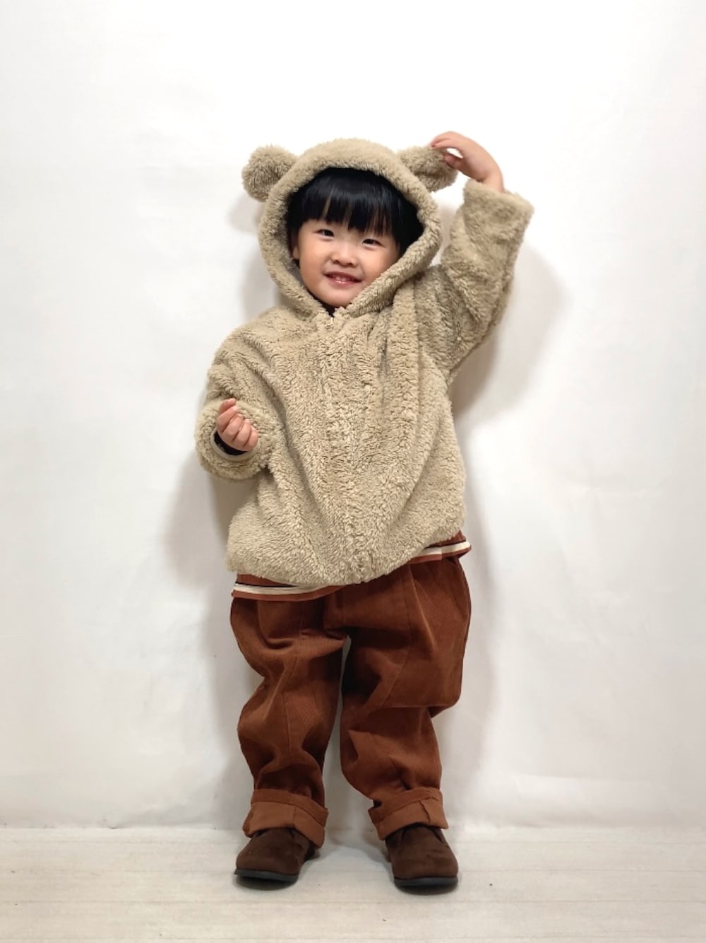 「レイヤードスタイル、パーカー、ブラウン、ブーツ、コーデュロイ、プチプラ、ビッグシルエット、ハロウィン、お出かけコーデ、休日スタイル、ロンT、秋コーデ、韓国子供服、カジュアルコーデ」｜「pairmanonの【かぞくおそろい】ボアフリース フード 耳付き くま耳 羊耳 ファスナー パーカー（パーカー、ベージュ系）」を使った、YU⭐︎さん（キッズ・90cm）の秋コーディネートの1枚目の写真